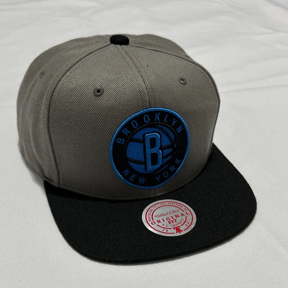 Mitchell & Ness Brooklyn New York Gray and Black Snapback Cap Basketball